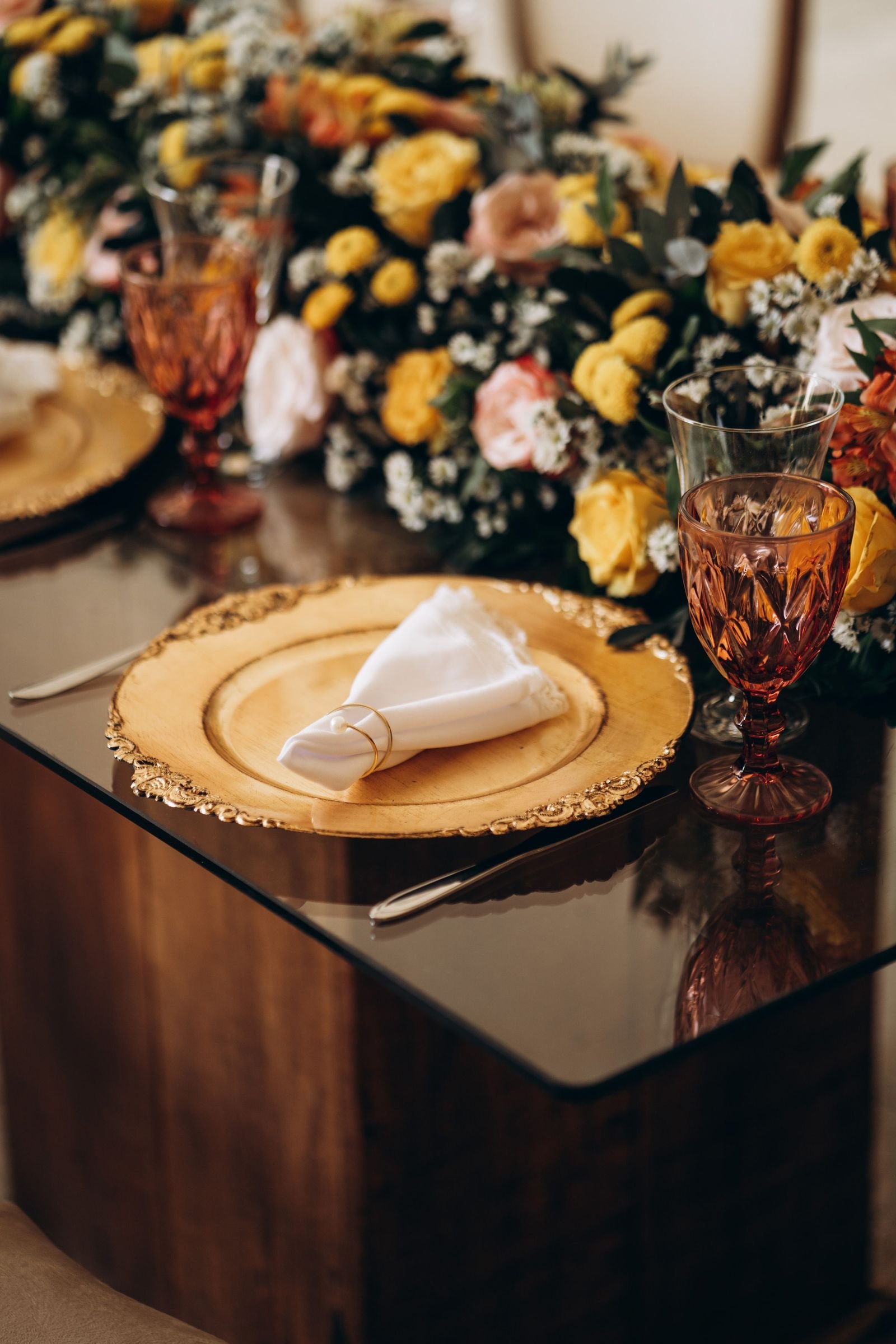 Table dressée aux chandelles, fond sombre