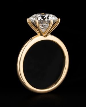 Détail horloger d'or sur fond sombre