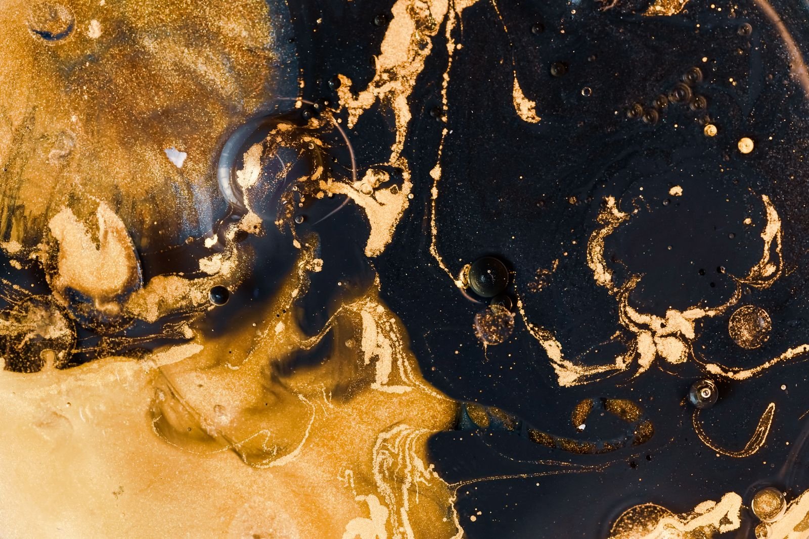Silhouette en robe brodée d'or, miroir baroque