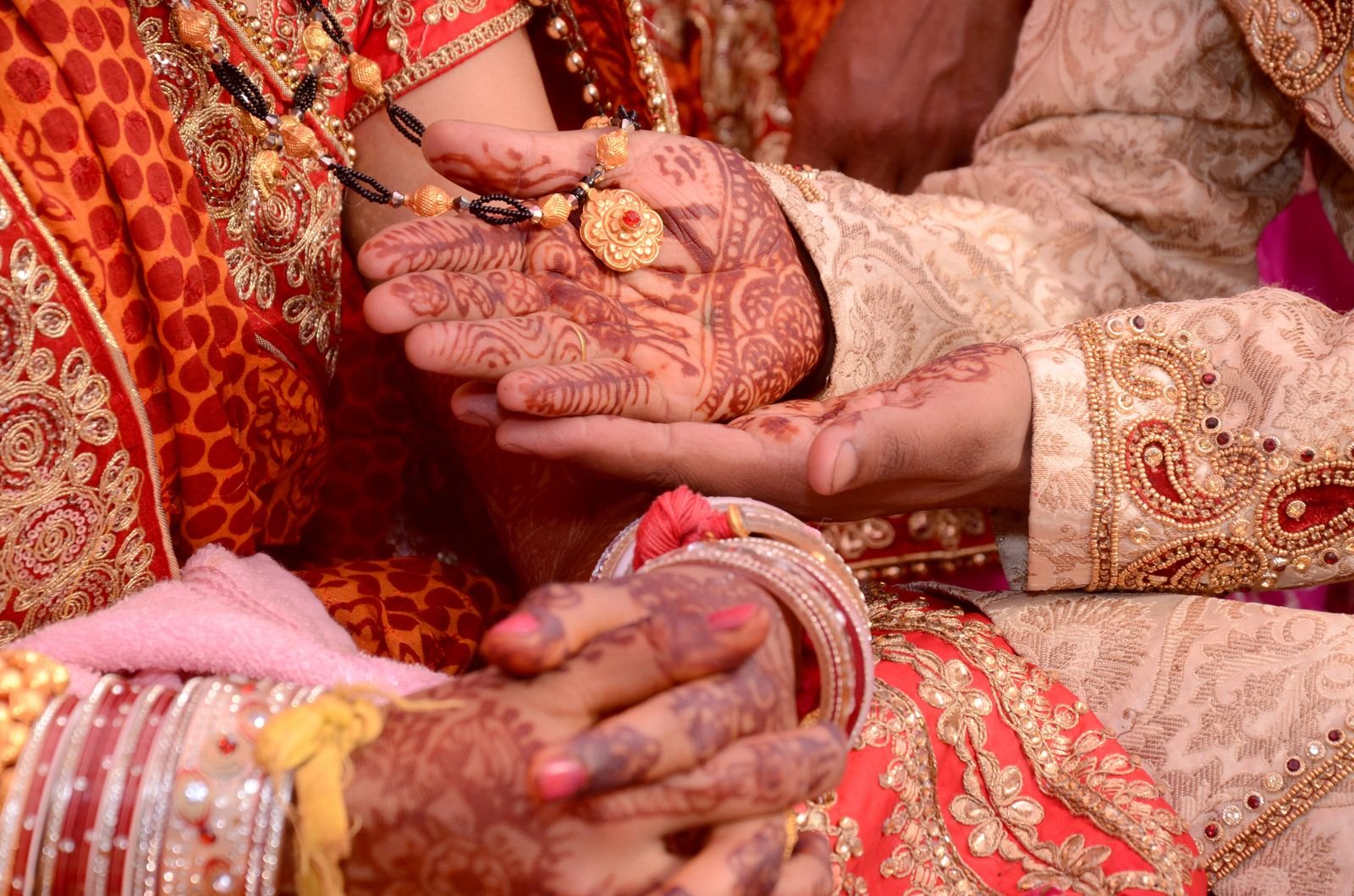 Plateaux rituels, soies et ors du mariage indien