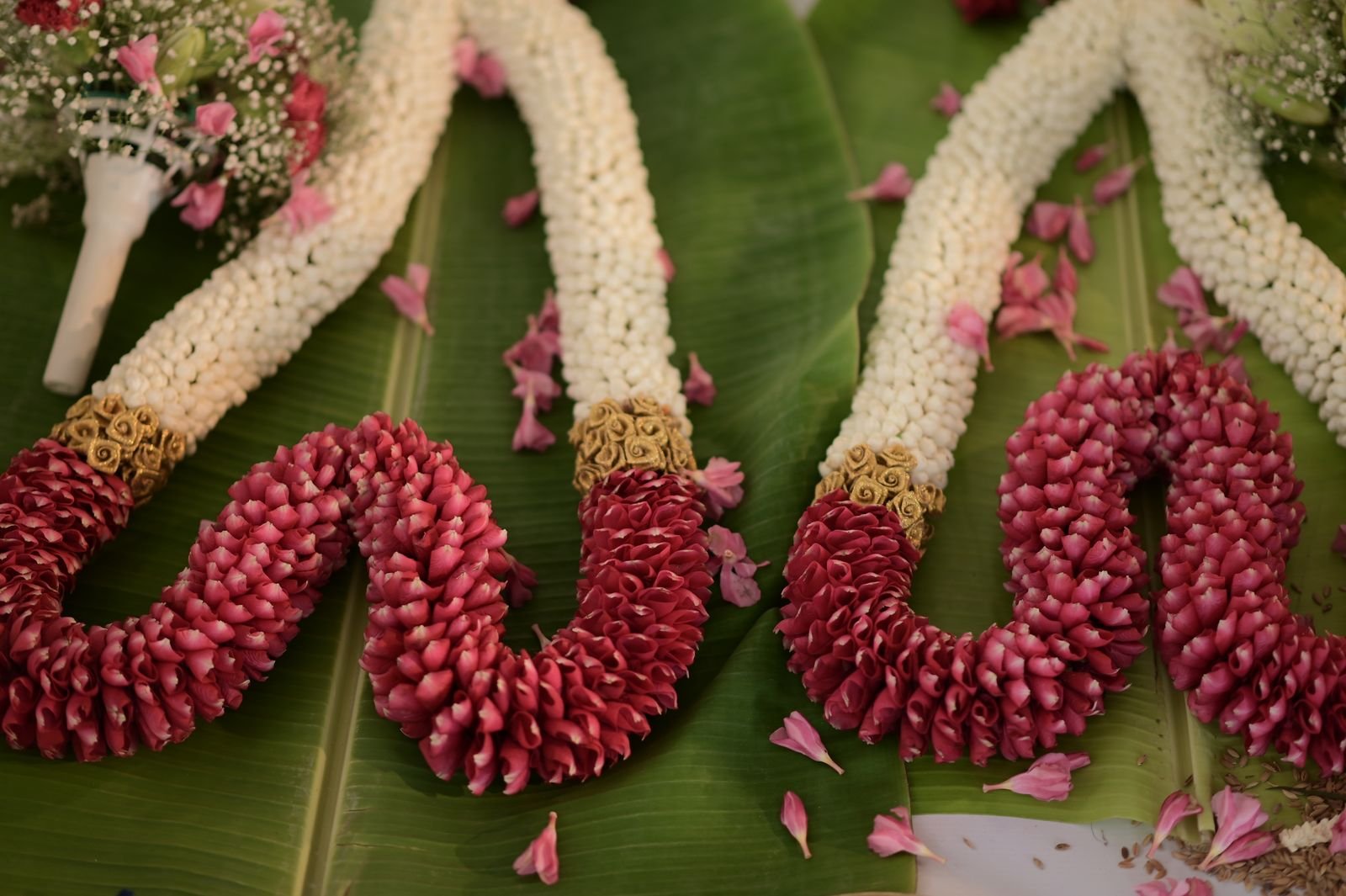 Plateaux rituels, soies et ors du mariage indien