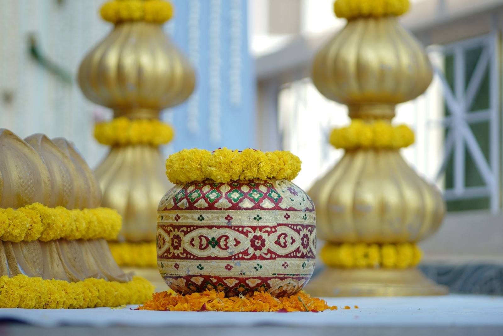 Plateaux rituels, soies et ors du mariage indien