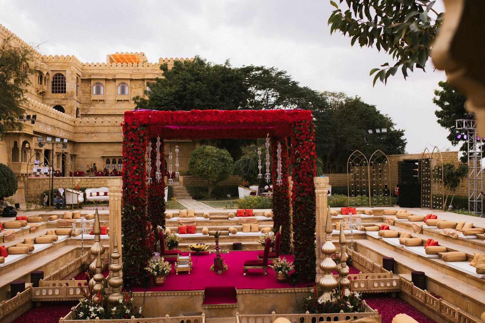 Palais et mandap royal, faste indien or et rouge
