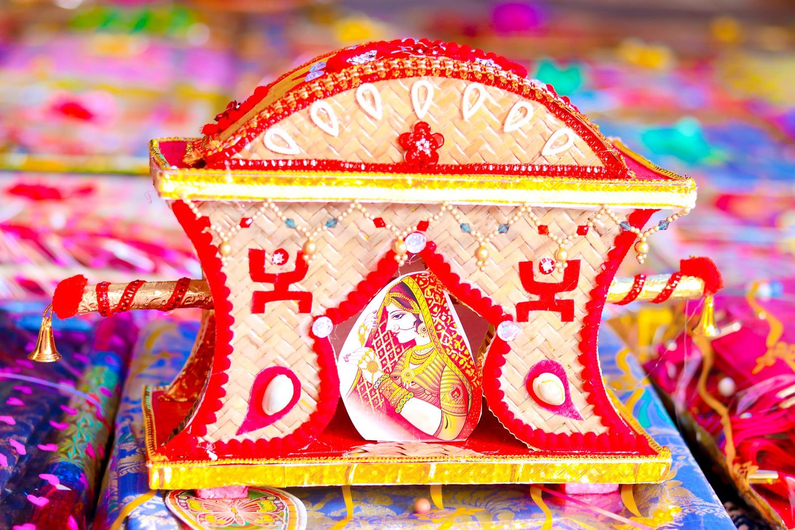 Plateaux rituels, soies et ors du mariage indien
