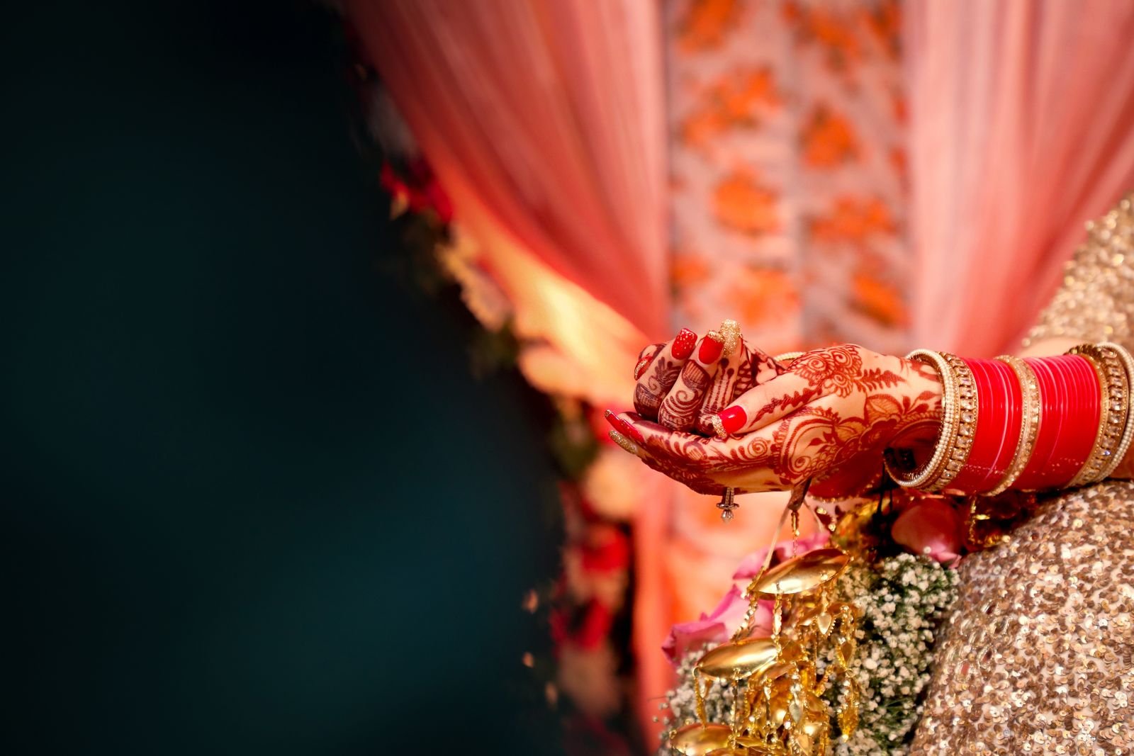 Main de mariée au henné et bracelets d'or