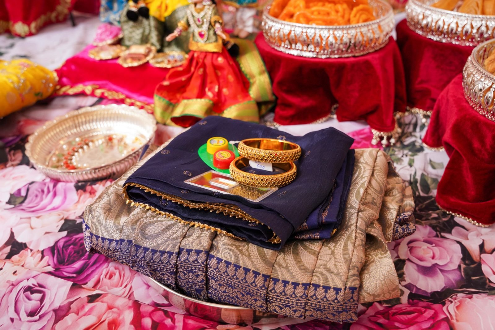 Plateaux rituels, soies et ors du mariage indien
