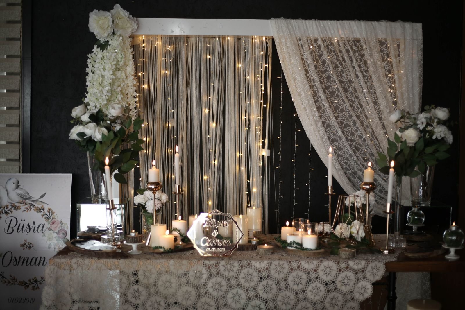 Table dressée aux chandelles, fond sombre