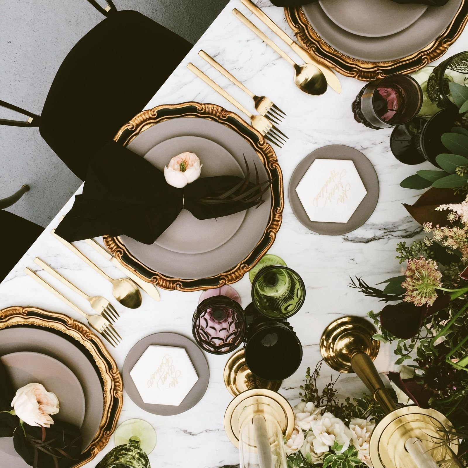 Table dressée aux chandelles, fond sombre