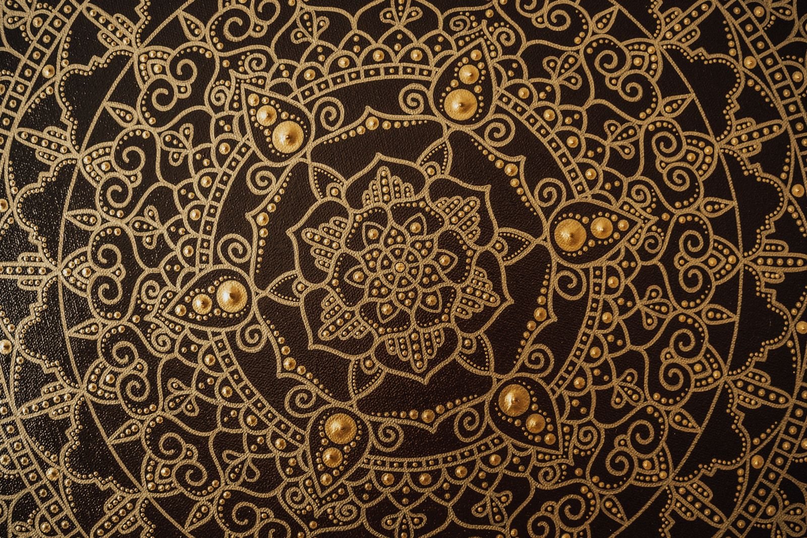 Dôme mandala noir, or et blanc