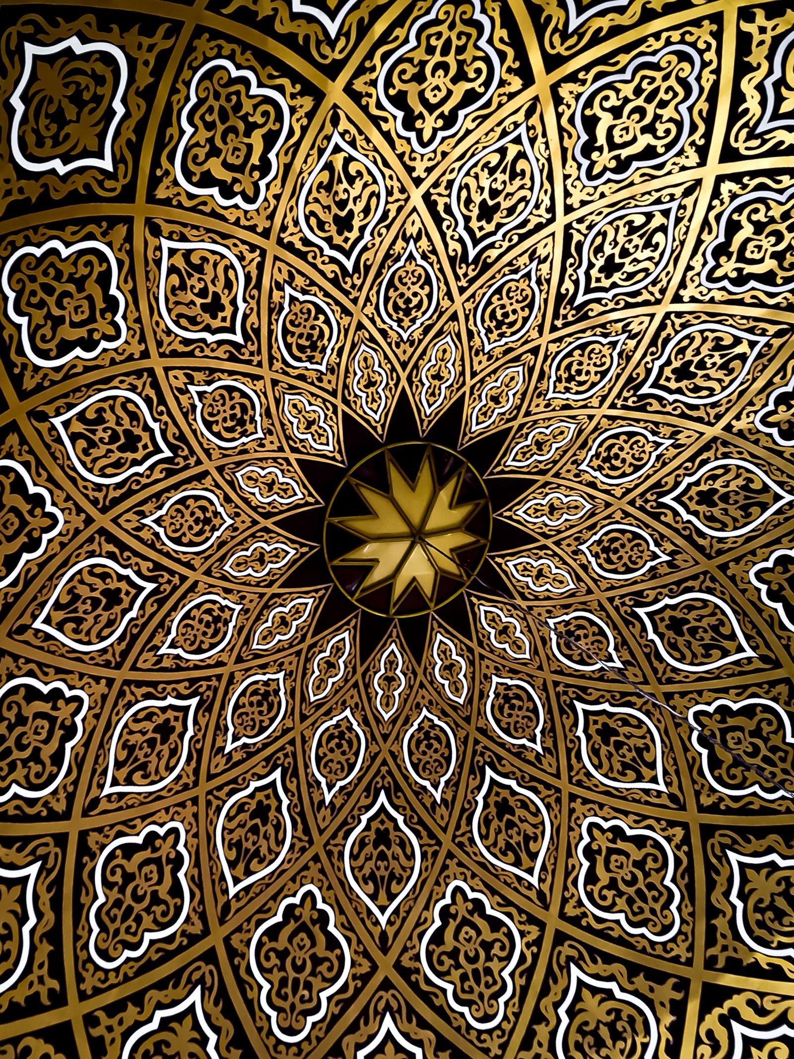 Dôme mandala noir, or et blanc