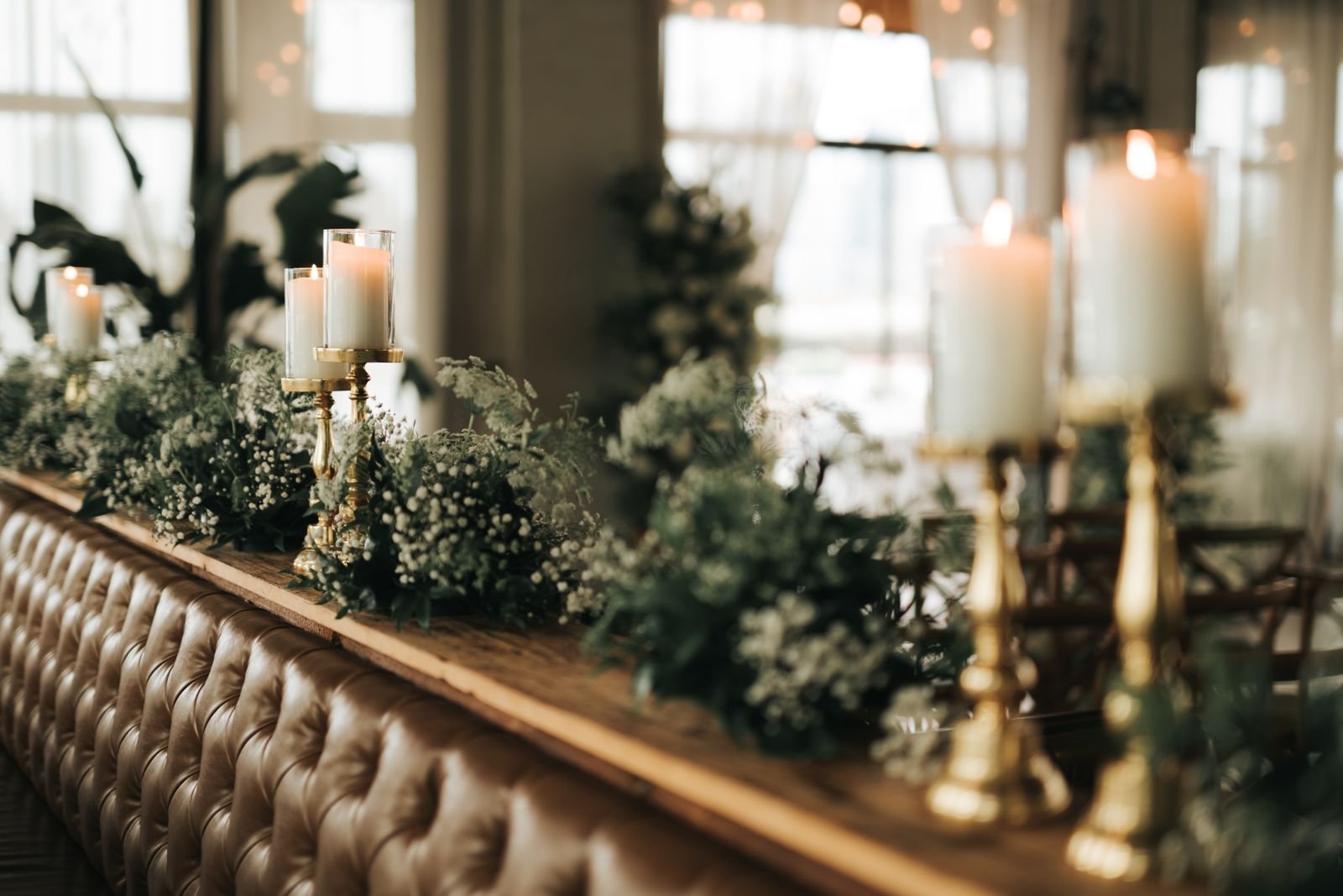 Table dressée aux chandelles, fond sombre