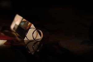 Ors précieux dans une coupe sombre