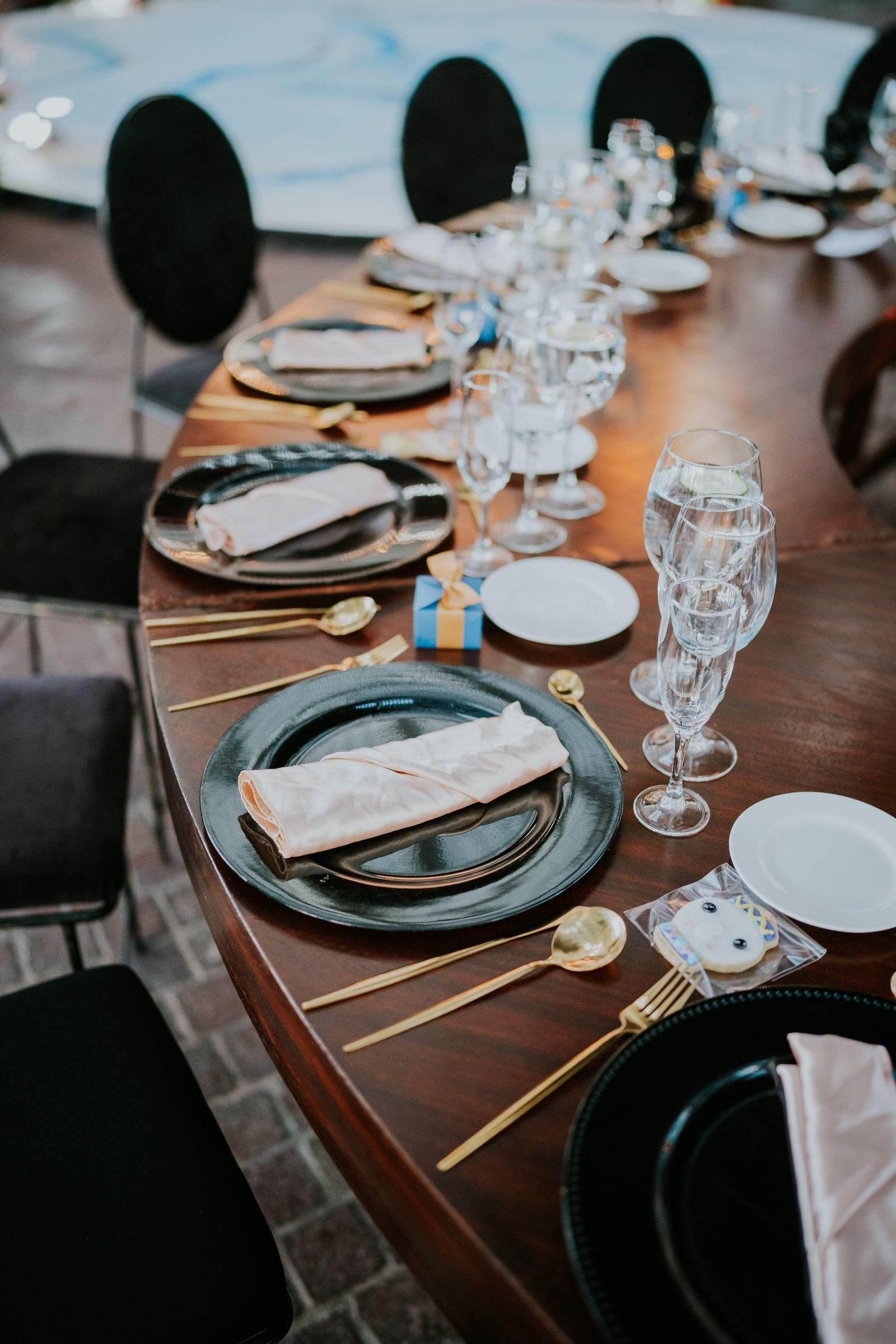 Table dressée aux chandelles, fond sombre