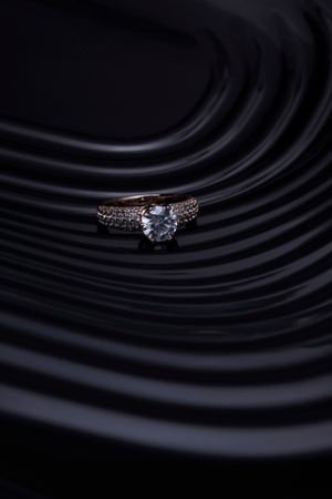 Détail horloger d'or sur fond sombre