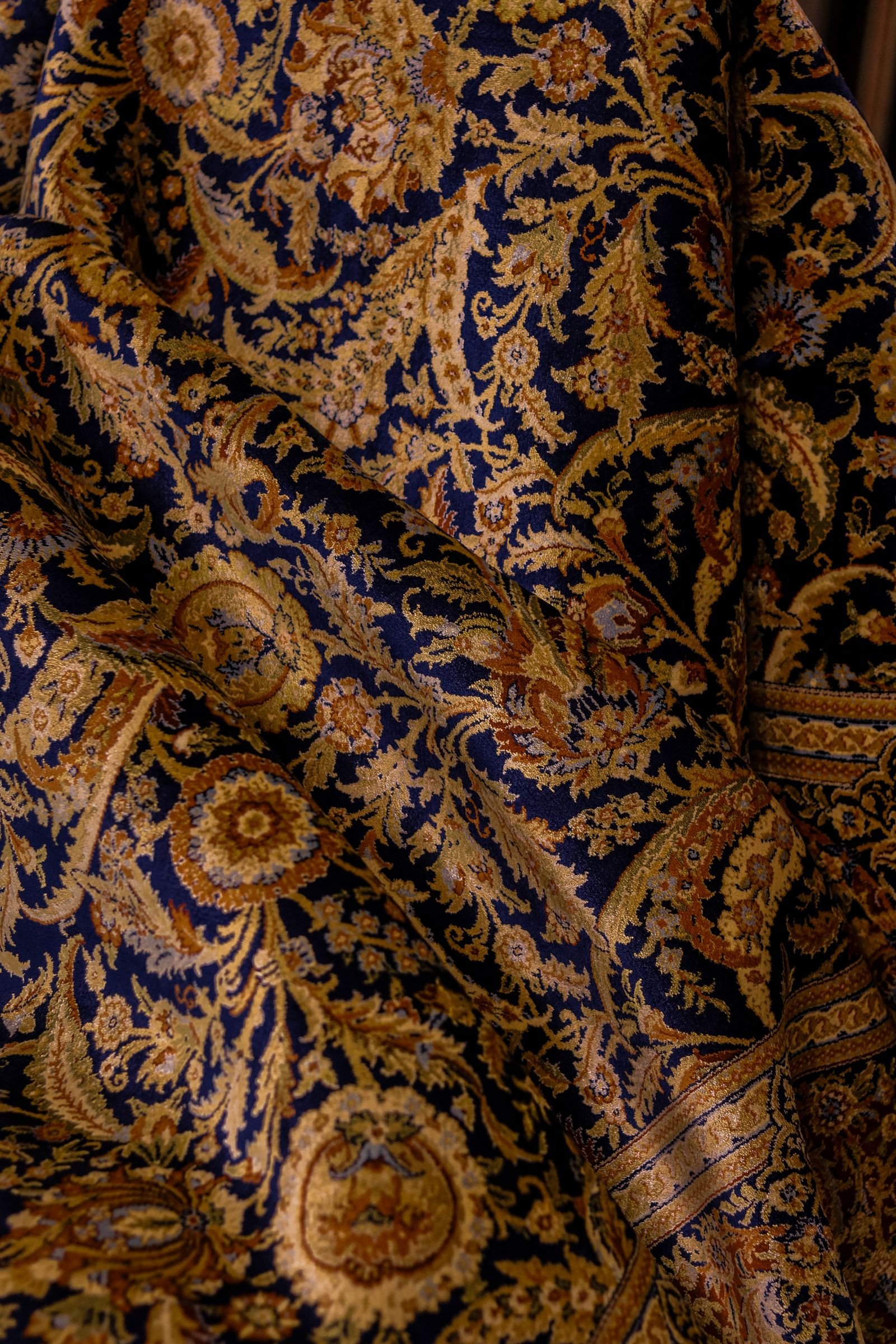 Mosaïque d'or et marbre noir